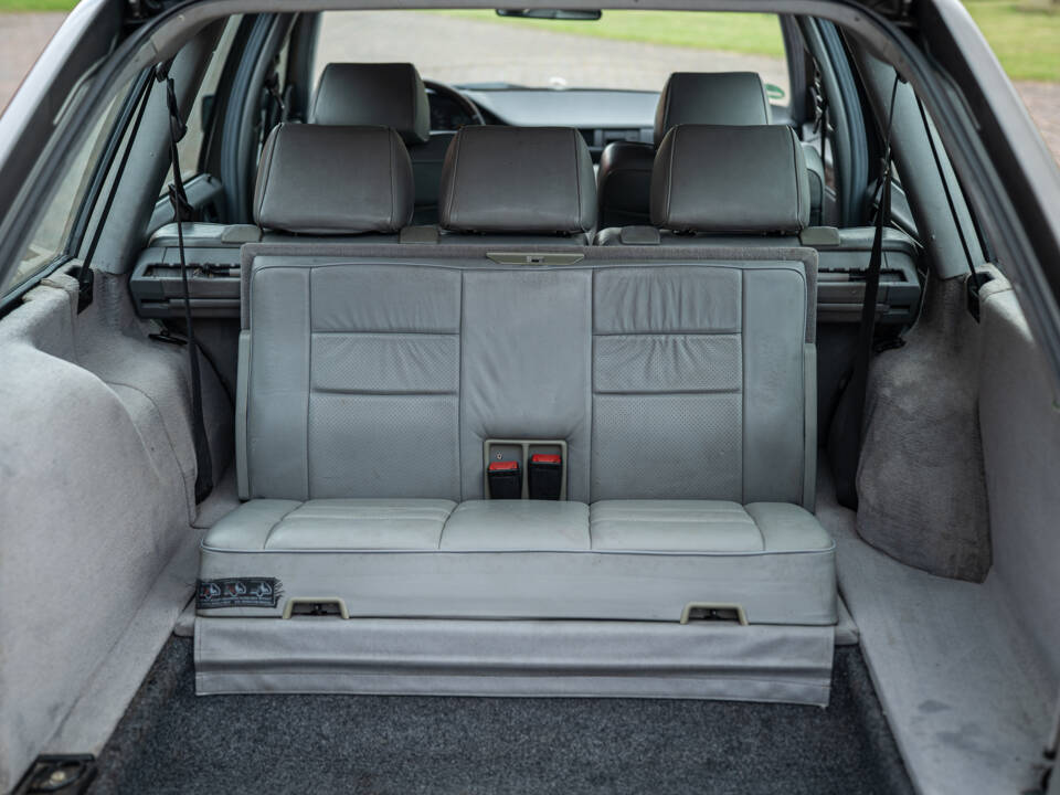 Image 18/66 of Mercedes-Benz 200 TE (1989)
