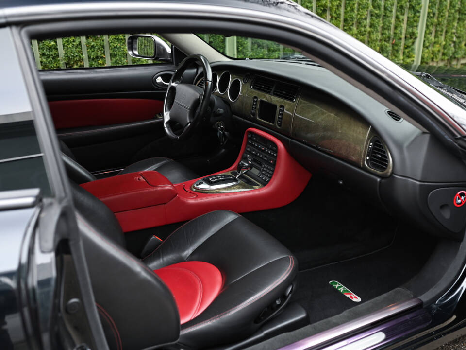 Image 40/51 of Jaguar XKR (2003)