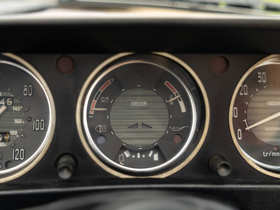 Image 25/45 of Peugeot 504 Convertible (1974)