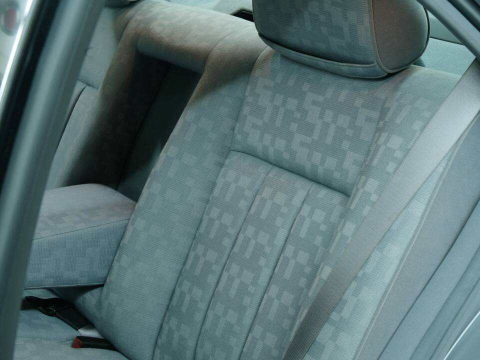 Bild 39/50 von Mercedes-Benz 300 SE (1992)