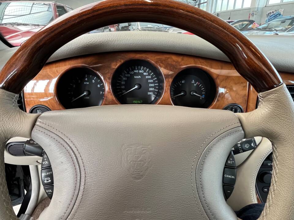 Image 14/50 of Jaguar XJ 8 Sovereign (2000)
