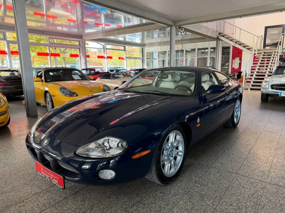 Image 25/35 of Jaguar XK8 4.0 (2002)