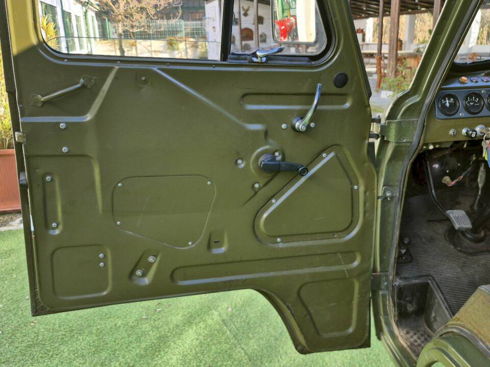 Image 17/51 of UAZ 3741 (1991)