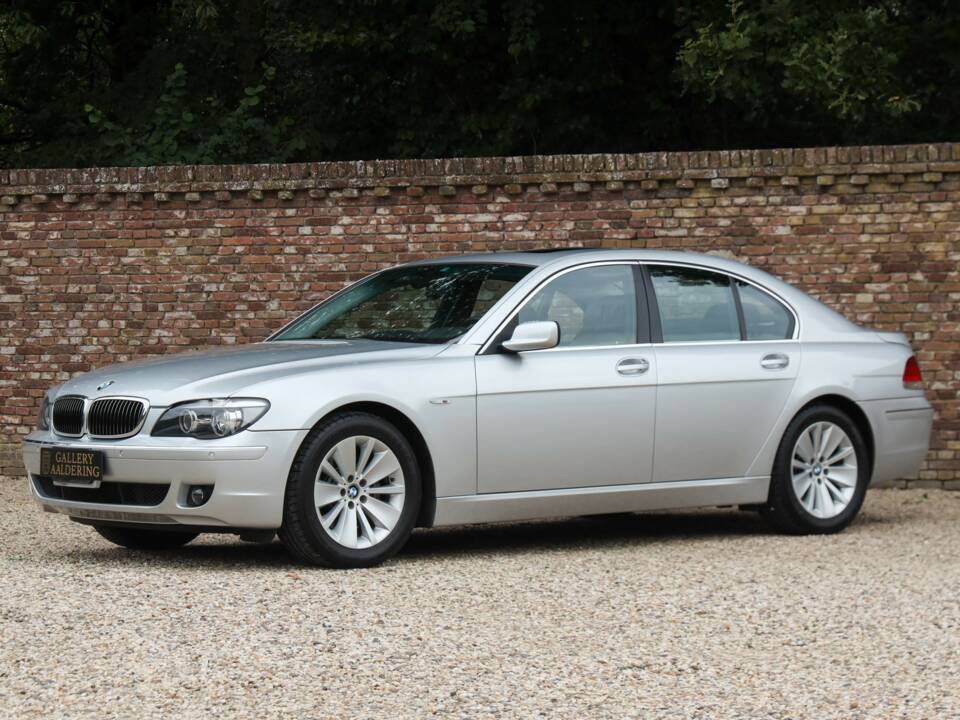 Immagine 28/50 di BMW 750i (2007)