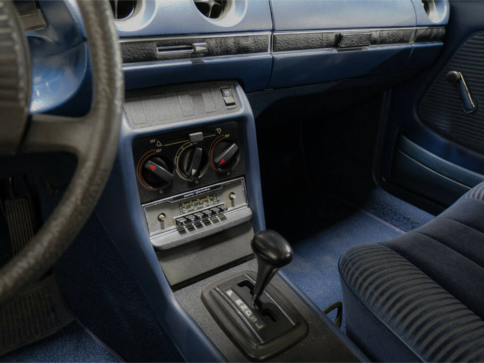 Bild 16/27 von Mercedes-Benz 230 (1977)