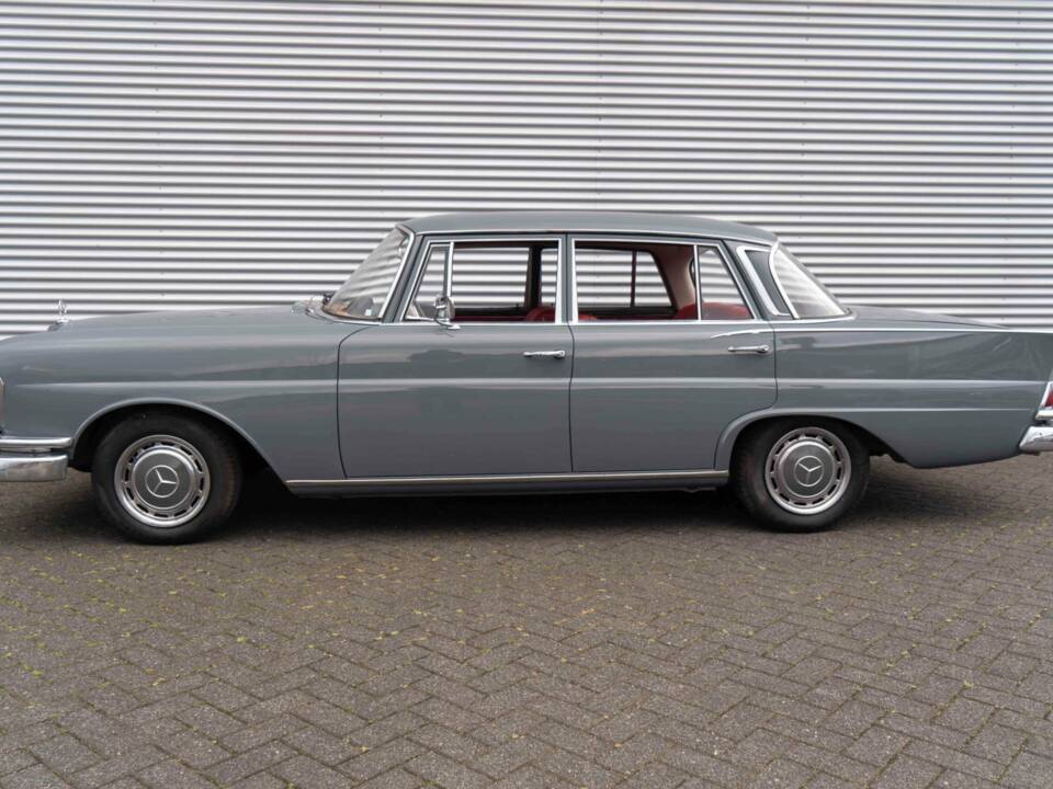 Image 3/8 of Mercedes-Benz 220 SE b (1962)