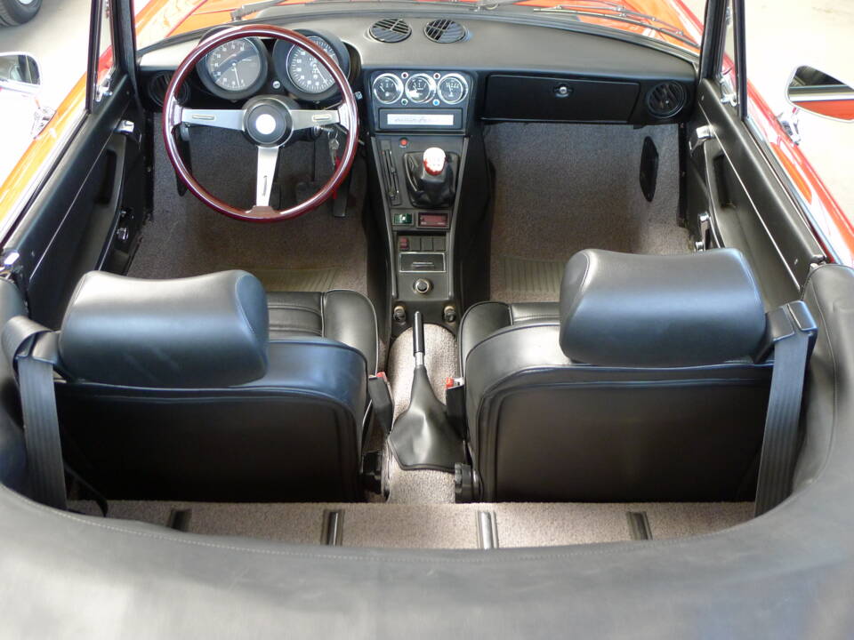 Image 34/36 of Alfa Romeo 2000 Spider Veloce (1982)