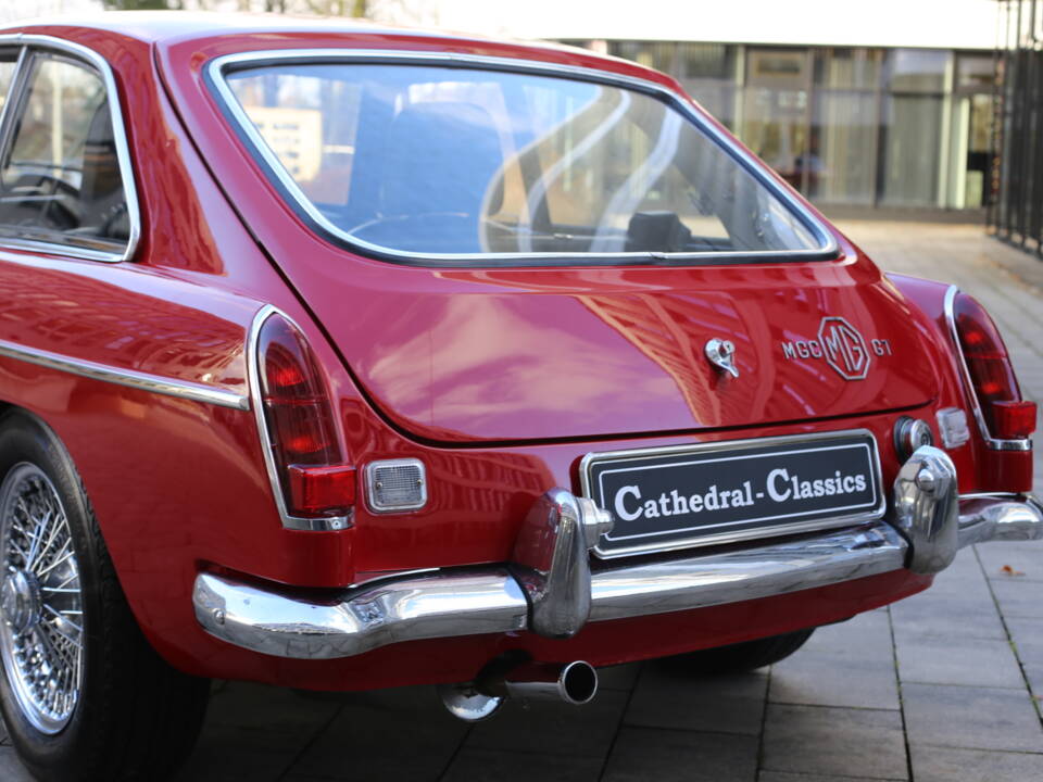 Image 37/67 of MG MGC GT (1969)