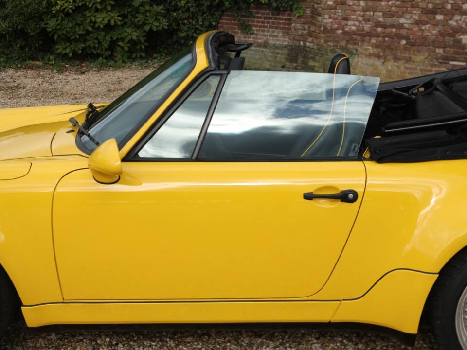 Image 29/50 of Porsche 911 Carrera 2 &quot;America Roadster&quot; (1993)