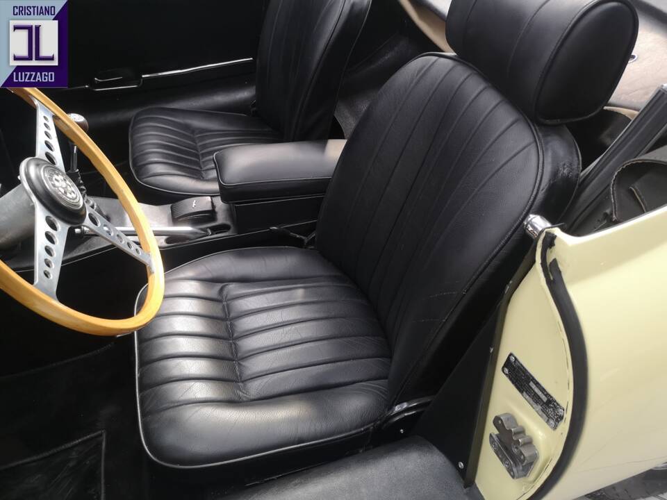 Image 25/51 de Jaguar E-Type (1970)