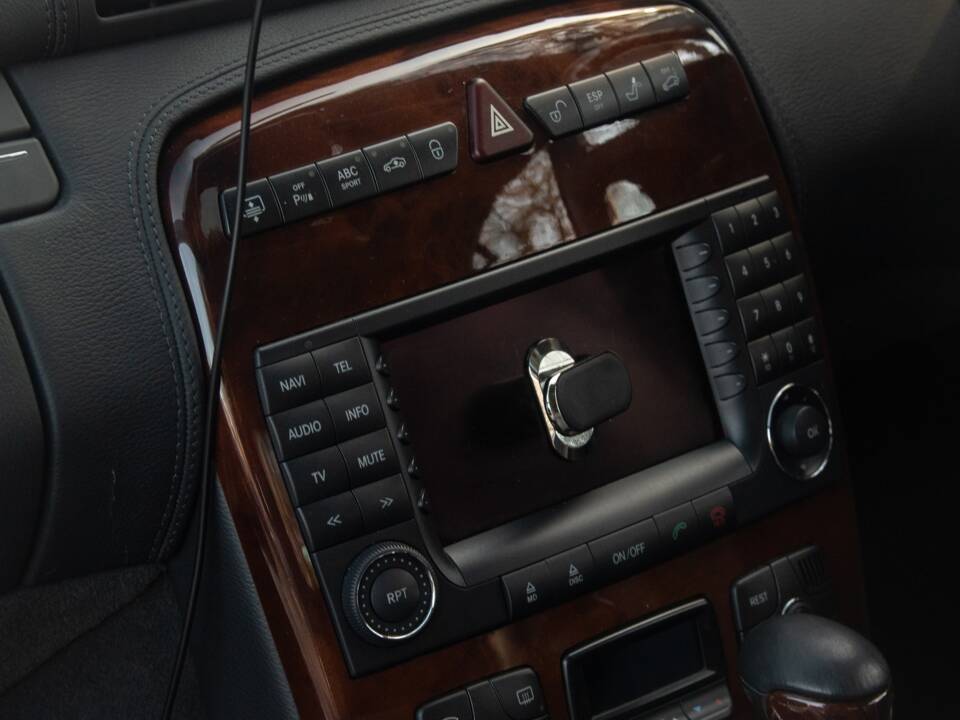 Image 29/50 of Mercedes-Benz CL 500 (2002)