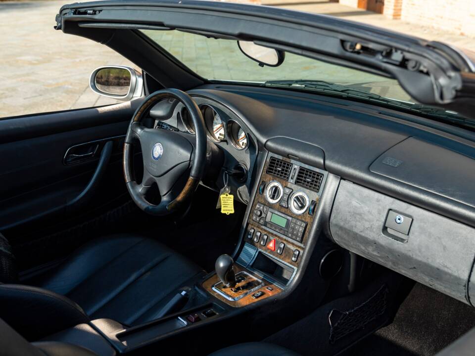 Image 20/48 of Mercedes-Benz SLK 320 (2001)