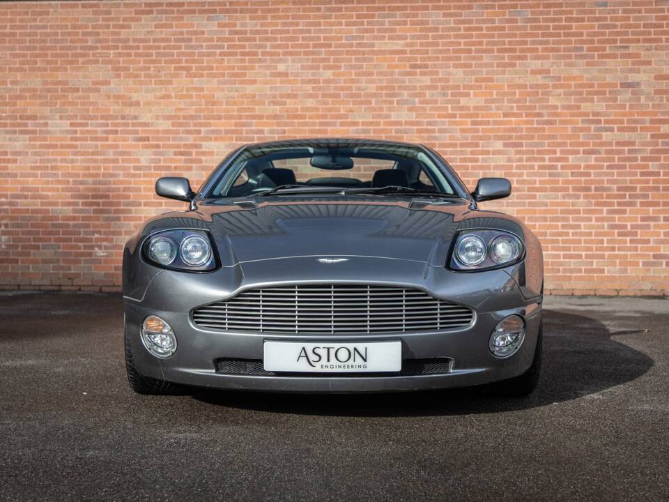 Image 6/30 of Aston Martin V12 Vanquish (2002)