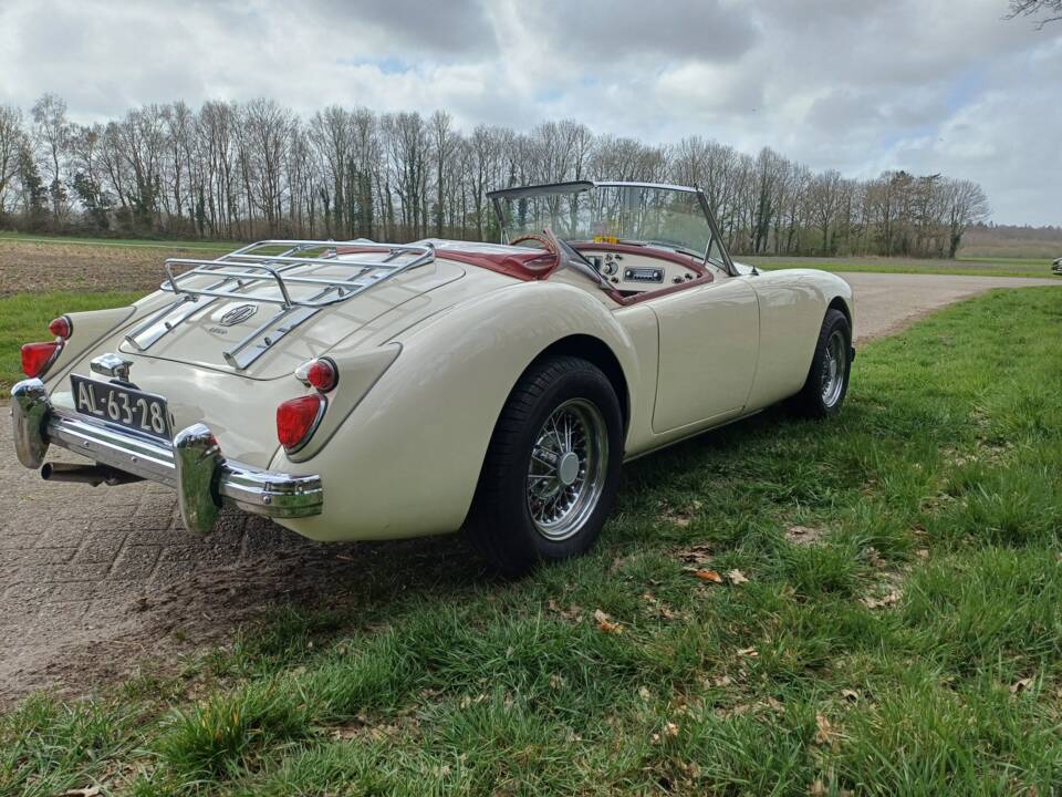 Image 3/6 of MG MGA 1600 (1961)