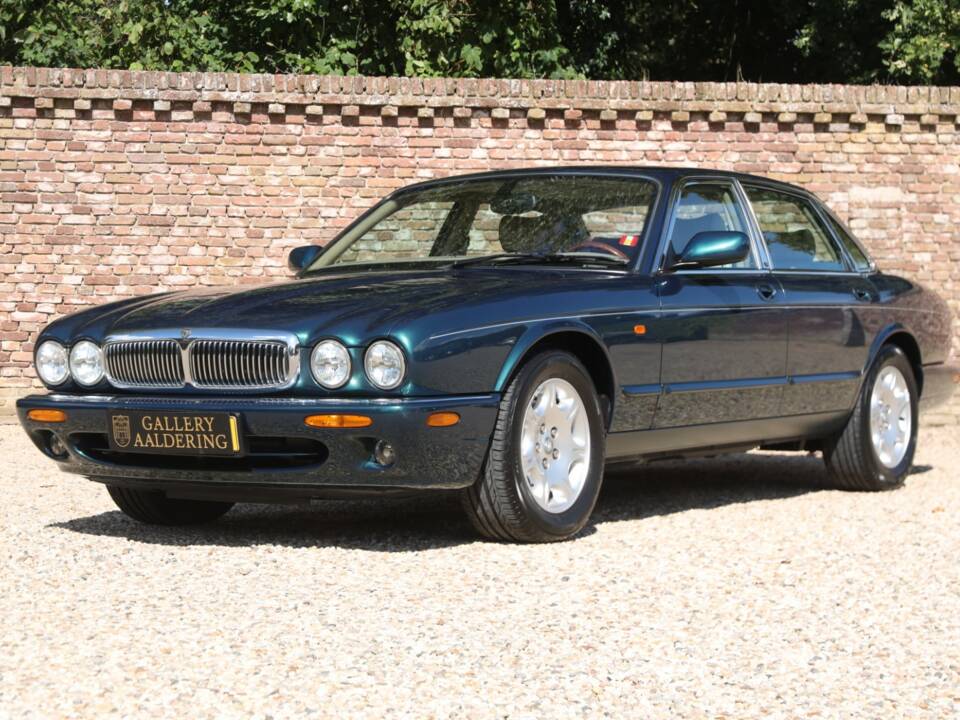 Bild 29/50 von Jaguar XJ 8 4.0 Executive (2001)