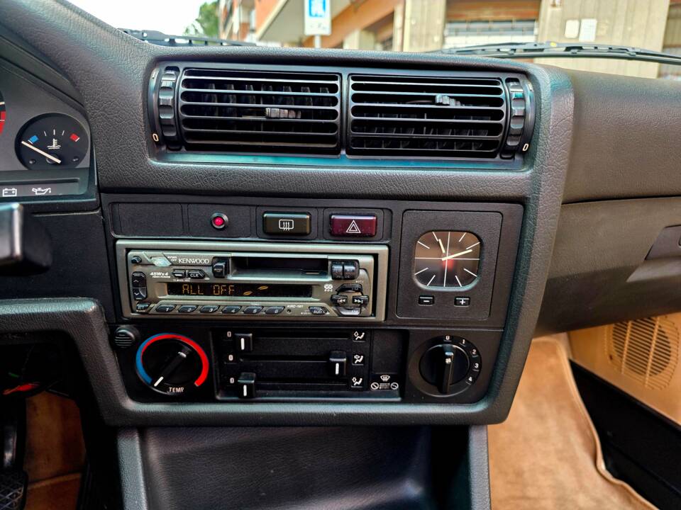 Bild 26/31 von BMW 320i (1988)