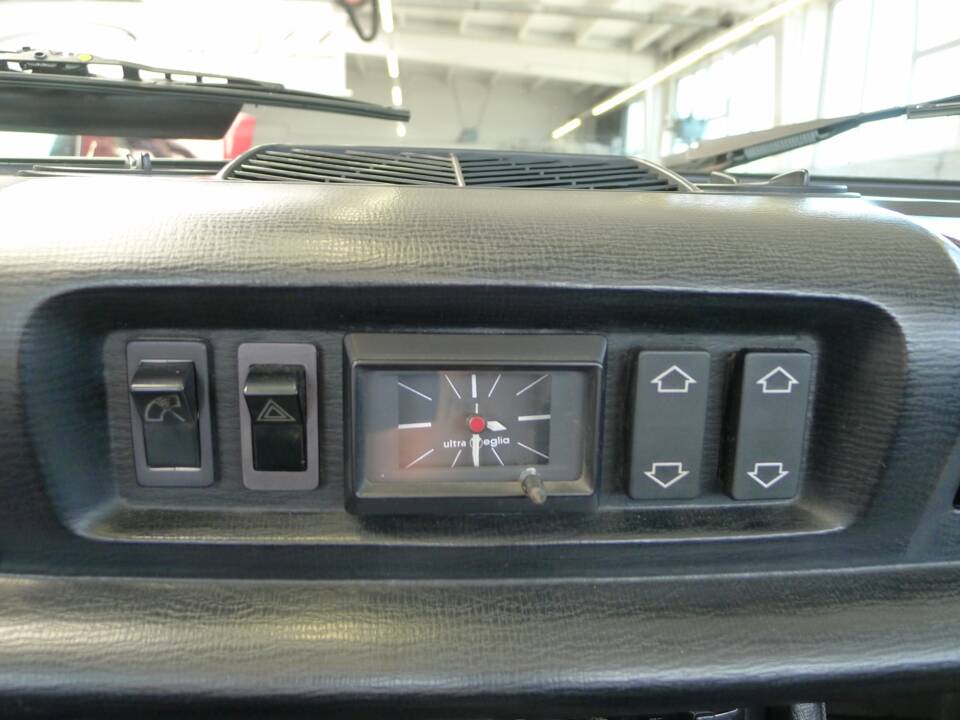 Image 4/43 of Peugeot 504 Convertible (1971)