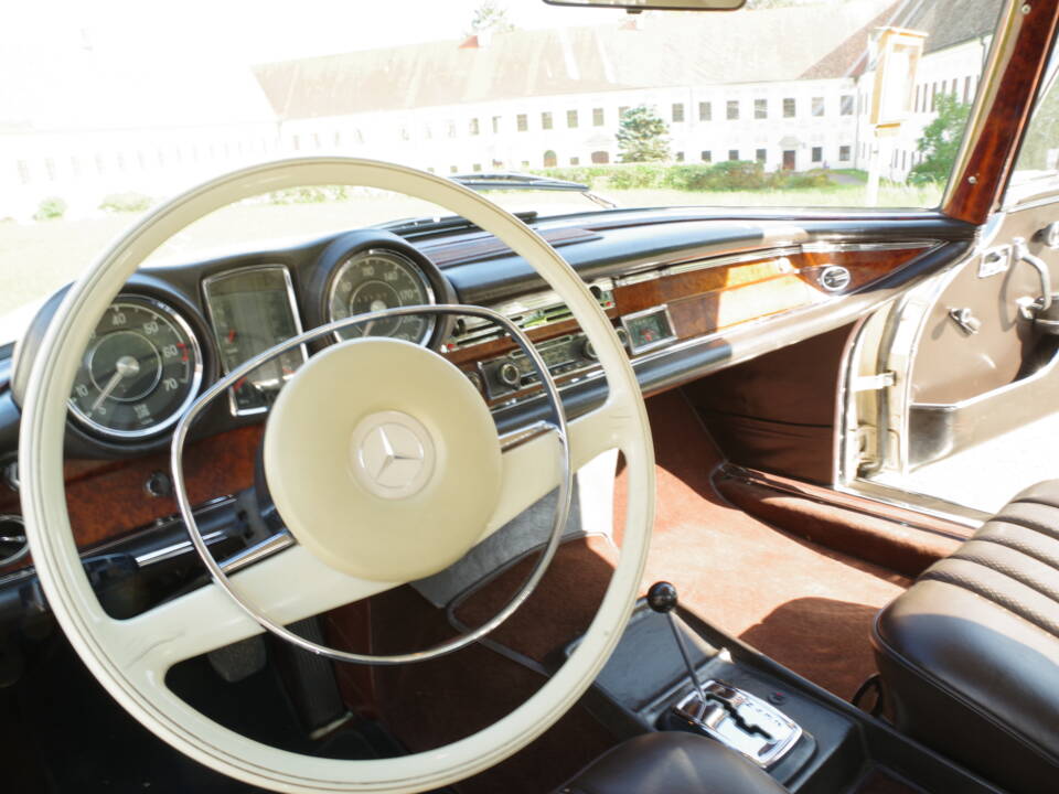 Image 30/73 de Mercedes-Benz 280 SE (1969)