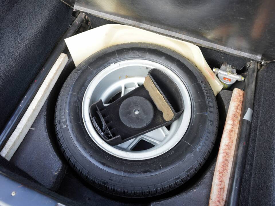 Image 40/50 de Ferrari 365 GT4 2+2 (1974)