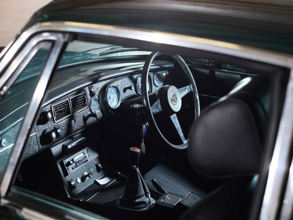 Bild 28/38 von MG MGB GT (1975)