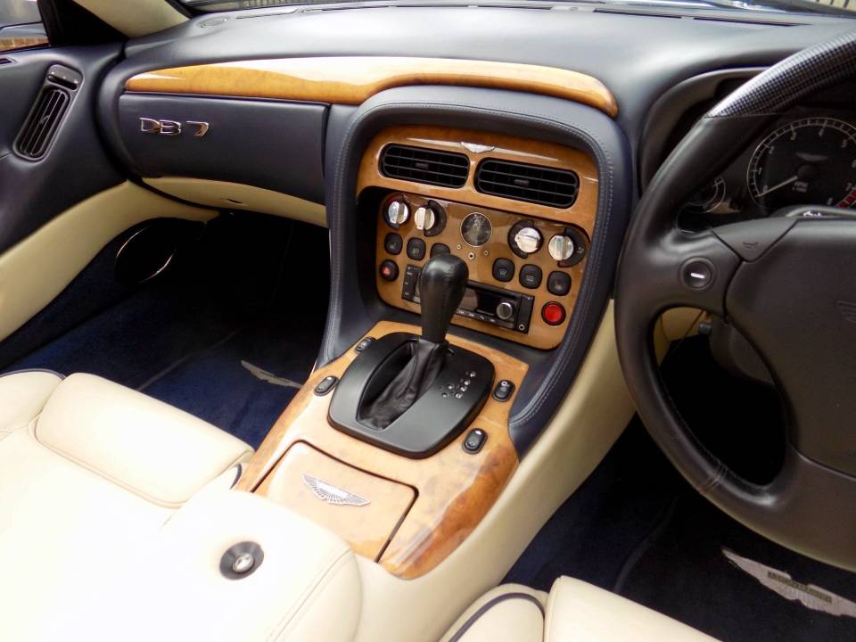 Image 13/50 of Aston Martin DB 7 Vantage Volante (2001)