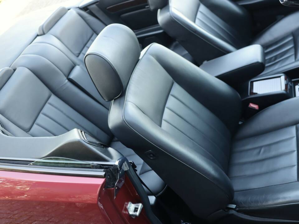 Image 19/50 of Mercedes-Benz E 220 (1994)