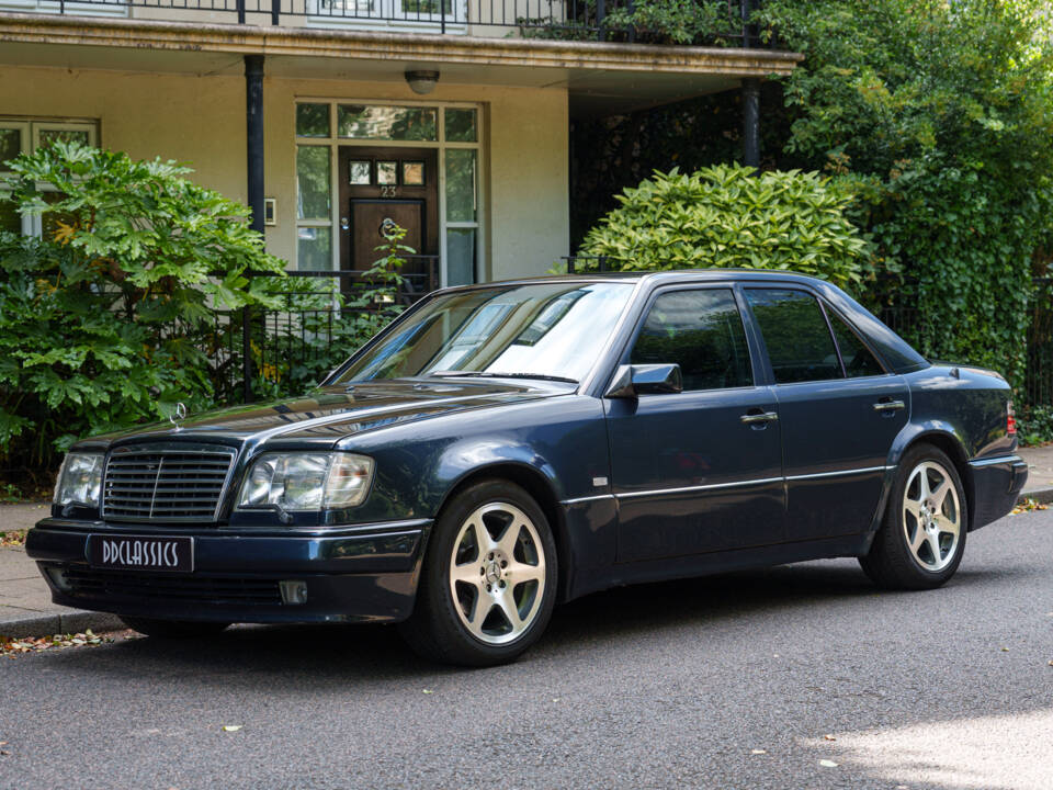 Imagen 1/27 de Mercedes-Benz E 500 Limited (1994)