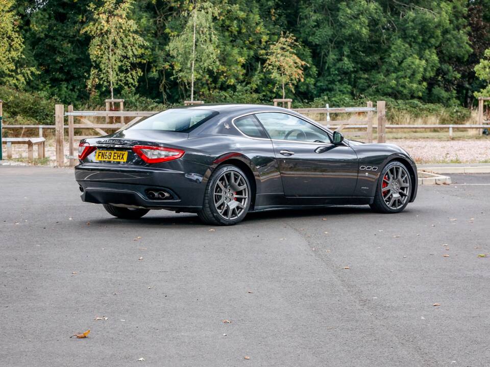 Image 19/43 of Maserati GranTurismo 4.2 (2008)