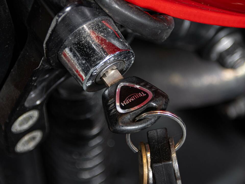 Image 48/50 of Triumph DUMMY (2014)
