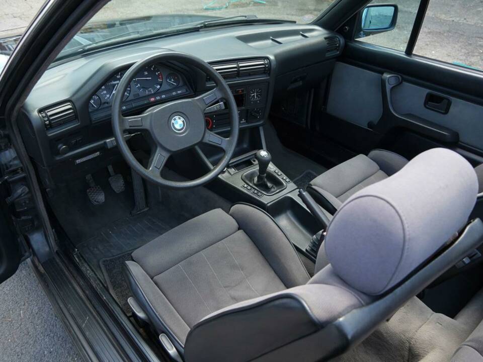 Image 17/19 de BMW 320i (1989)