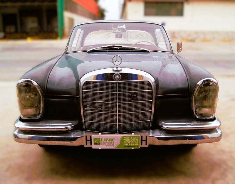 Image 2/7 of Mercedes-Benz 220 SE b (1962)