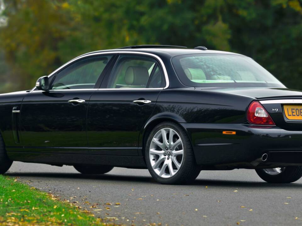 Image 13/50 of Jaguar XJ 8 4.2 (2008)