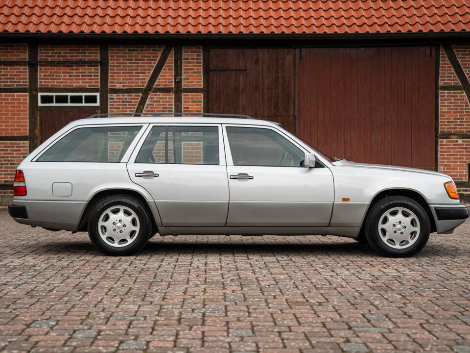 Imagen 11/72 de Mercedes-Benz 250 TD (1991)