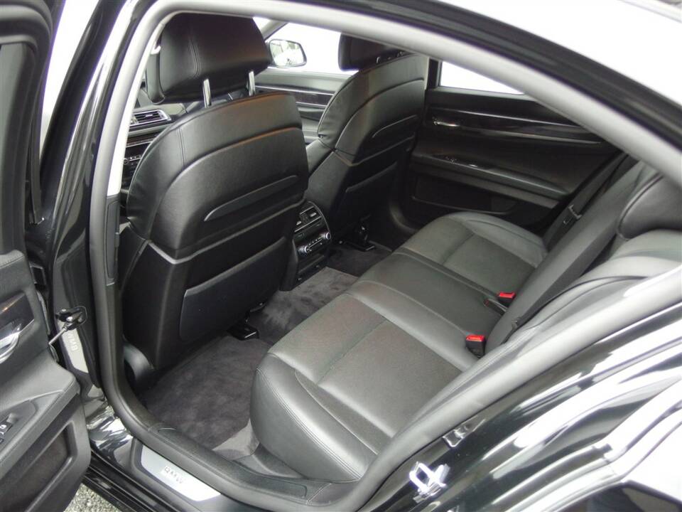 Image 77/98 of BMW 750i (2009)