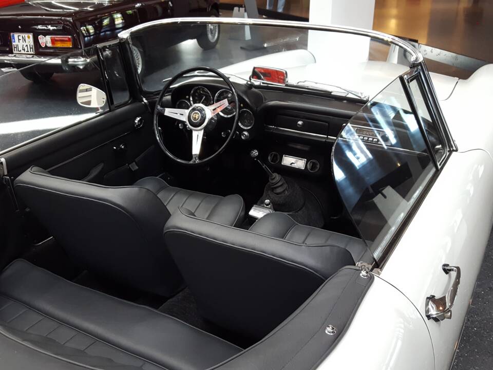 Image 3/8 of Alfa Romeo 2600 Spider (1963)