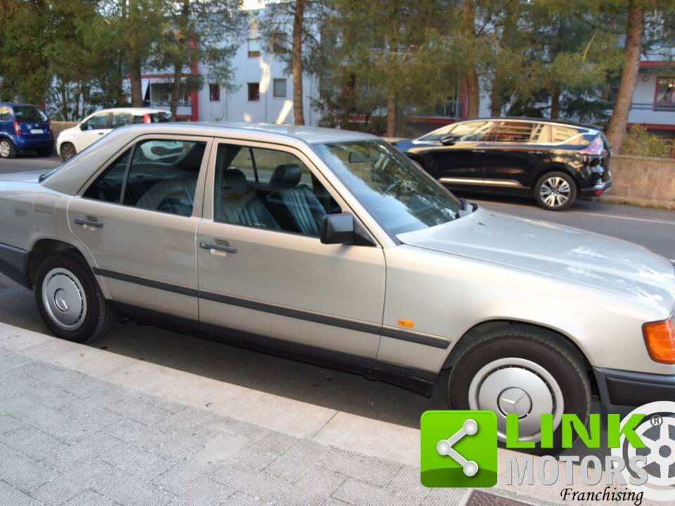 Image 3/10 of Mercedes-Benz 200 (1986)