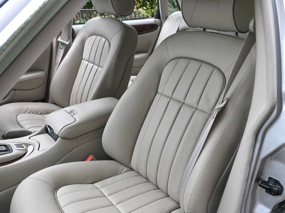 Immagine 38/50 di Jaguar XJ 8 Executive (2002)