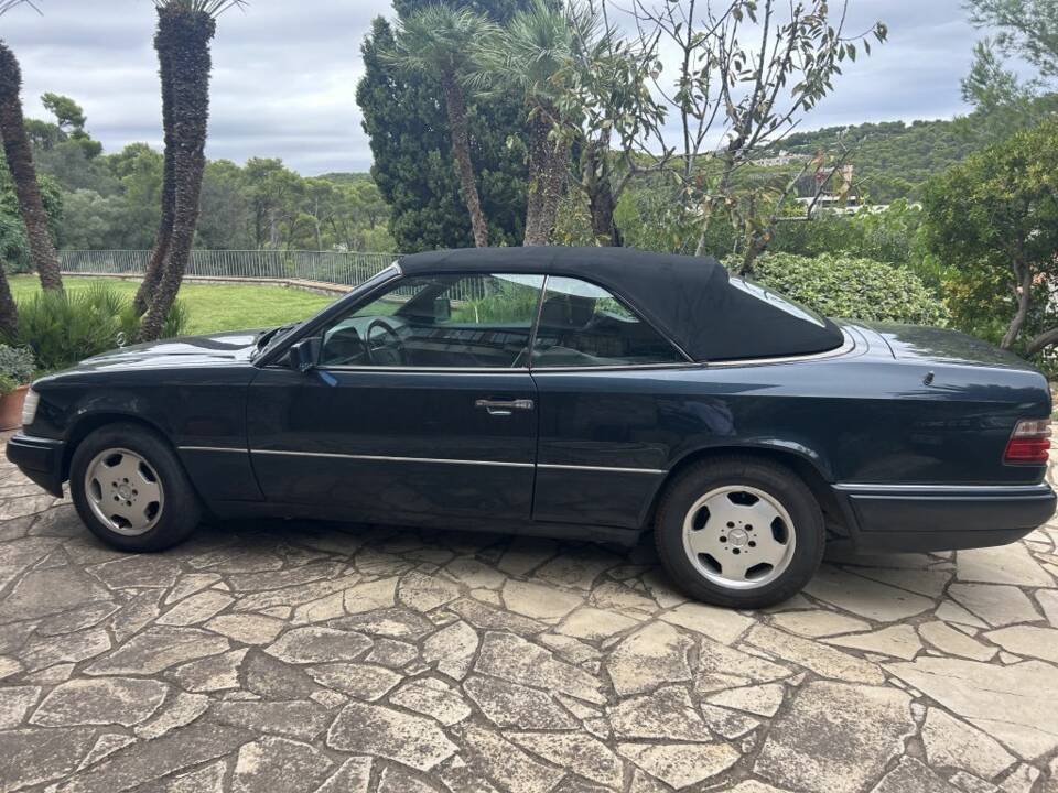 Bild 3/8 von Mercedes-Benz E 200 (1995)