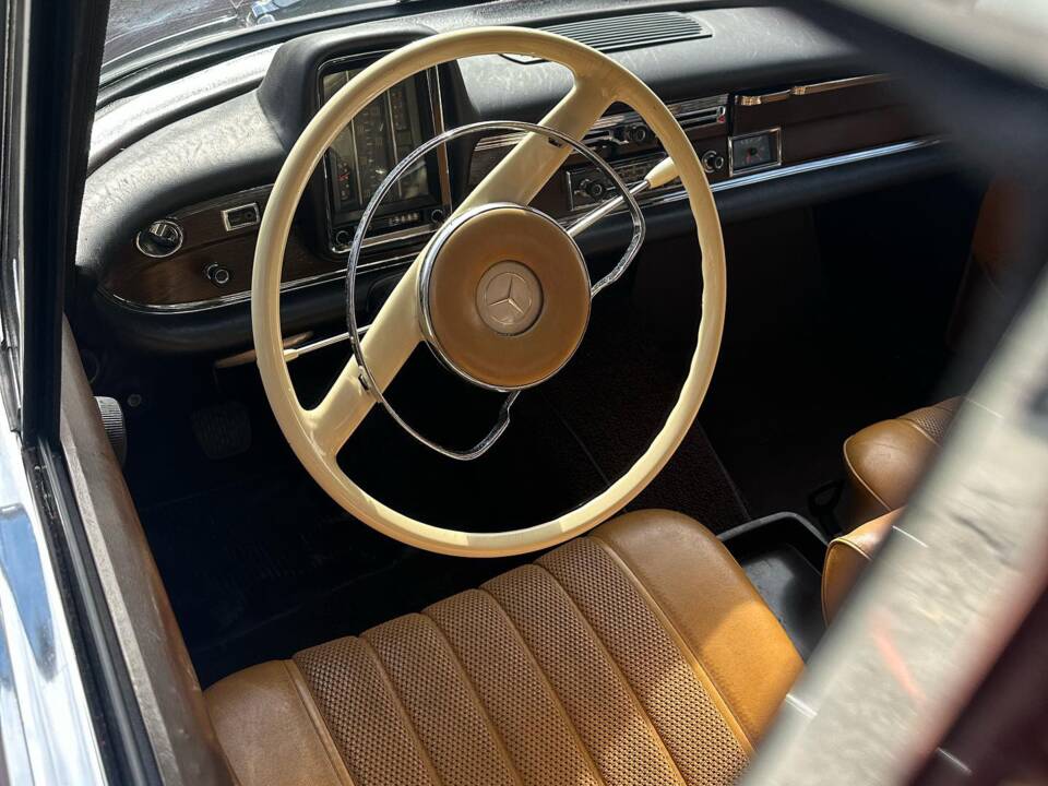 Bild 8/12 von Mercedes-Benz 220 SE b (1965)