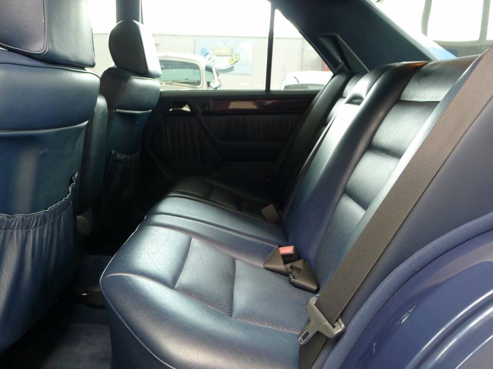 Afbeelding 35/40 van Mercedes-Benz E 420 (1993)