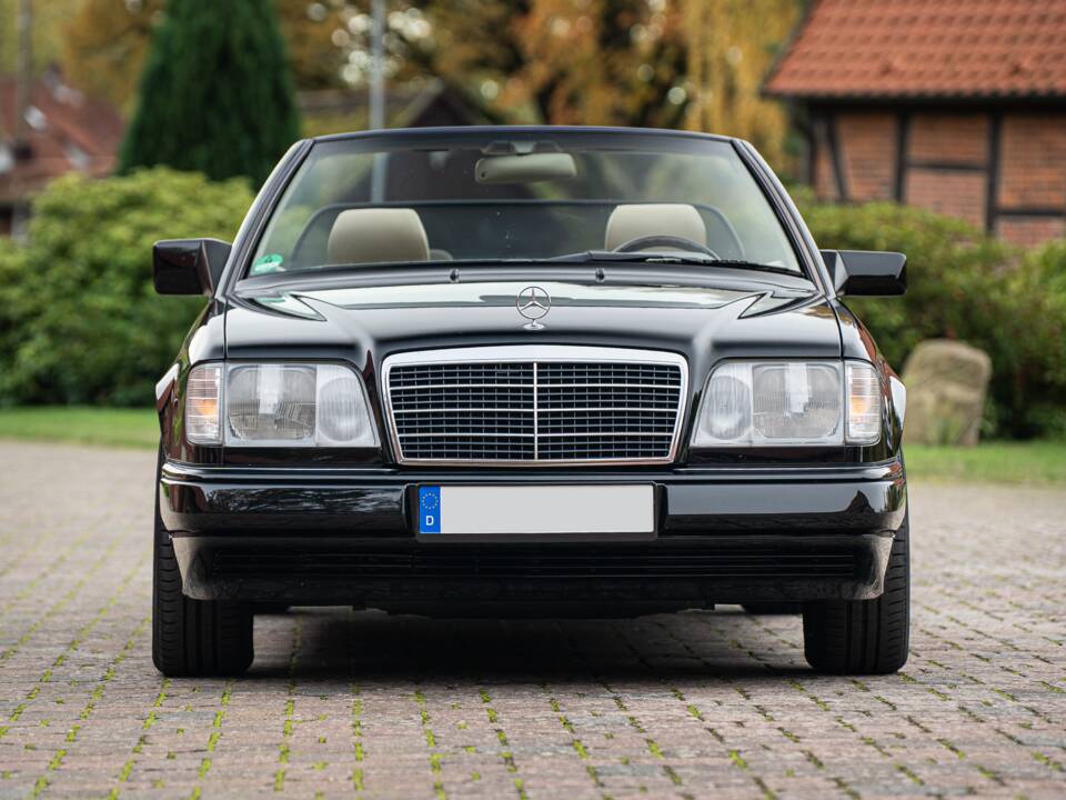 Image 7/83 de Mercedes-Benz E 220 (1996)