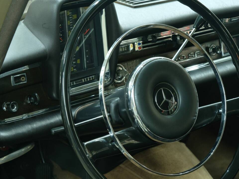 Image 27/50 of Mercedes-Benz 300 SE (1964)