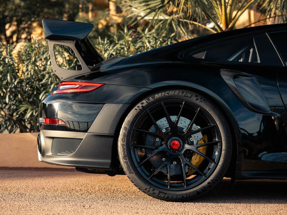 Image 18/20 of Porsche 911 GT2 RS Weissach (2018)