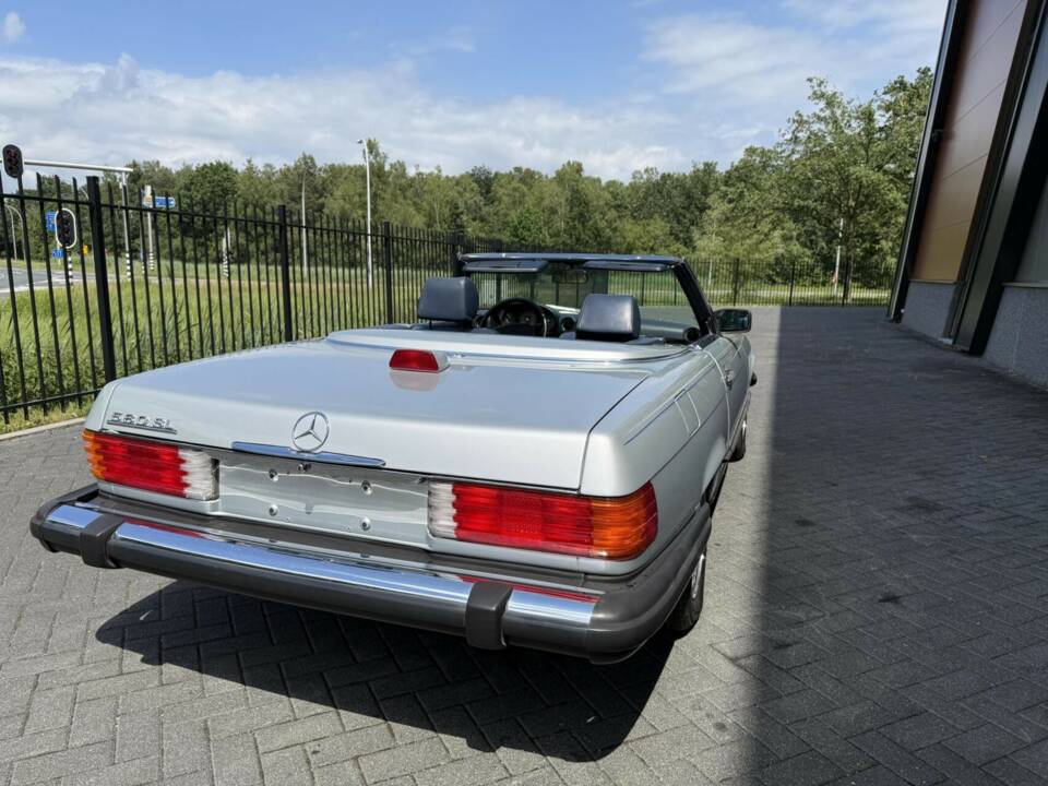 Afbeelding 6/44 van Mercedes-Benz 560 SL (1986)