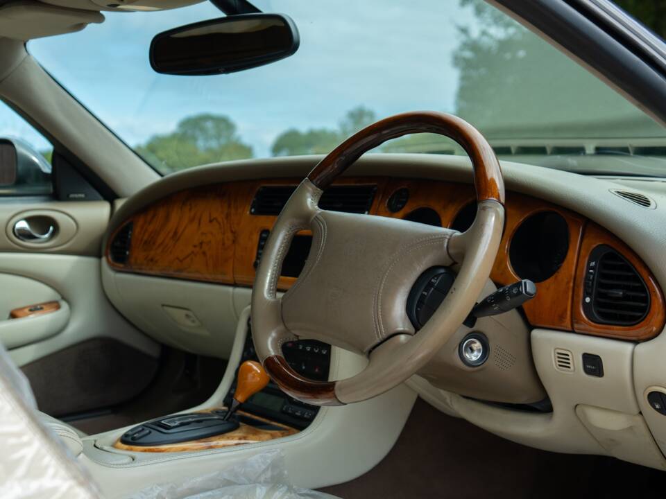 Image 4/50 of Jaguar XKR (2000)