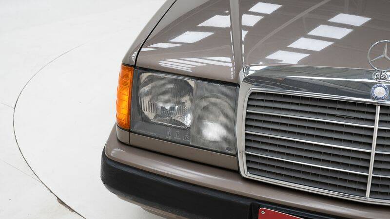 Bild 10/15 von Mercedes-Benz 230 CE (1988)