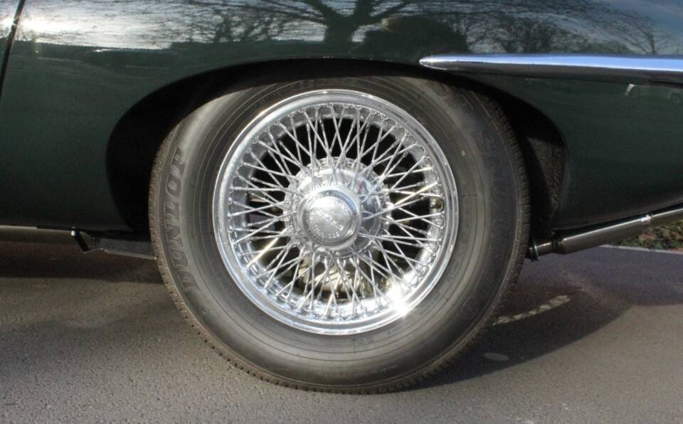 Image 15/21 de Jaguar E-Type (1969)