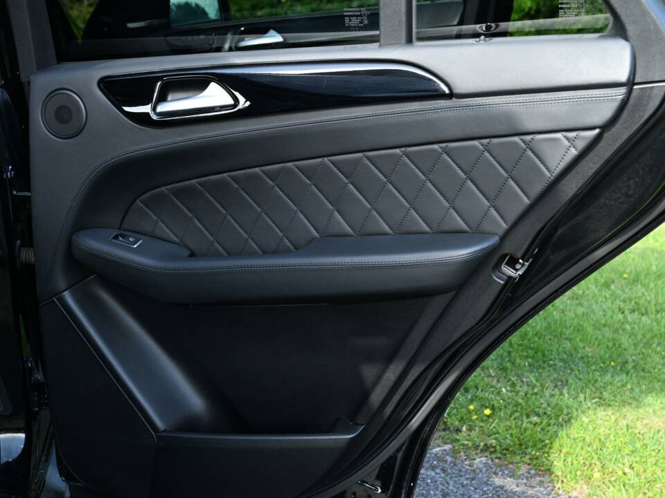 Image 43/49 of Mercedes-Benz ML 63 AMG (2013)