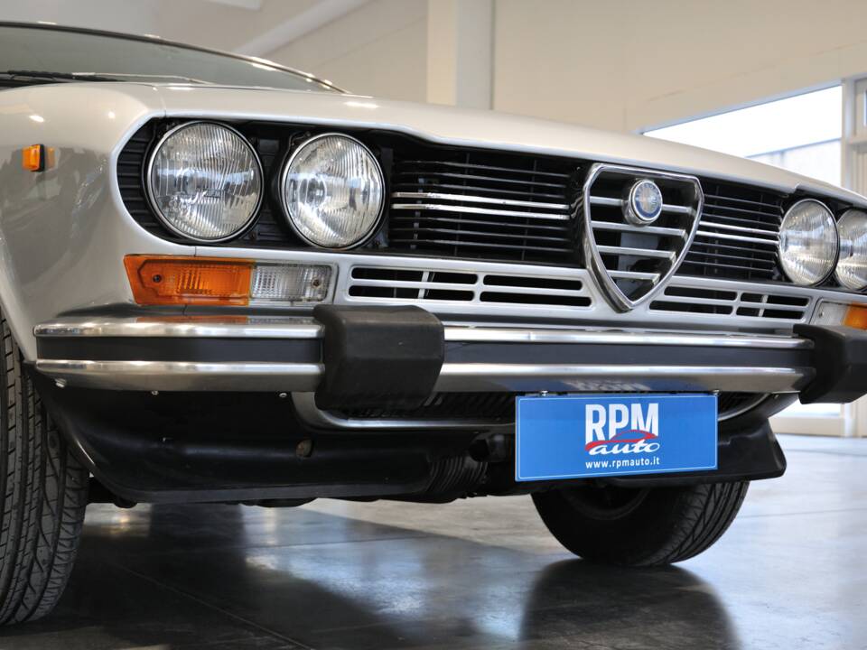 Bild 23/25 von Alfa Romeo Alfetta GTV 2.0 L (1980)