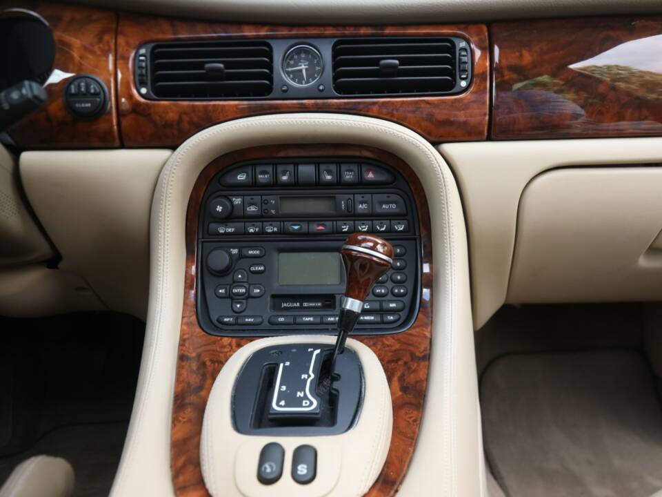Bild 27/50 von Jaguar XJ 8 4.0 Executive (2001)